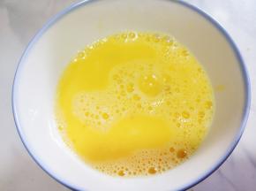 鸡蛋打入碗里到料酒搅匀。