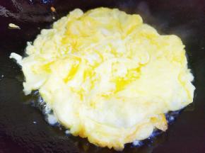 热油将鸡蛋炒好盛出。