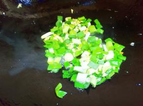 炒香葱姜蒜苗。