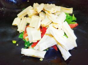 到入腐竹翻炒片刻