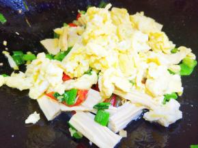 到入炒好的鸡蛋