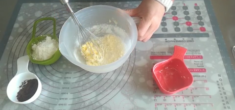 将回软的奶油加入糖粉打发至颜色变浅。