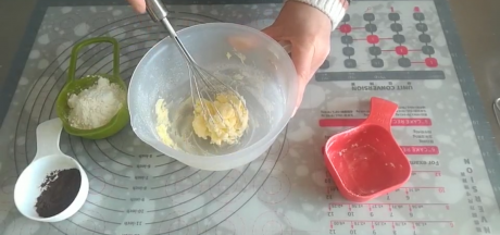 分次加入蛋黄搅打均匀。