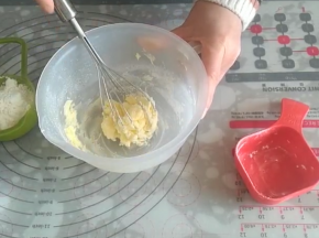 分次加入蛋黄搅打均匀。