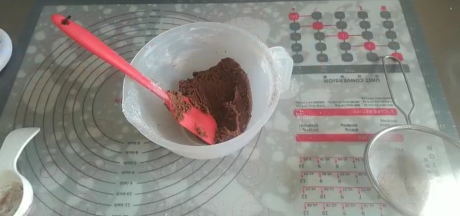 加入过筛的低筋粉和可可粉，用刮刀拌匀成为可可面团，放冰箱冷冻一小时。