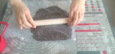 制作饼干底：无盐黄油融化成液体，加入奥利奥饼干屑拌匀。