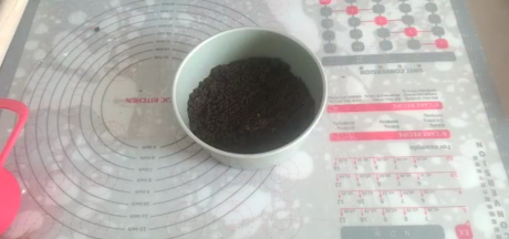 铺在蛋糕模具底部压紧，放冰箱冷藏。