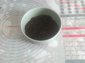 铺在蛋糕模具底部压紧，放冰箱冷藏。