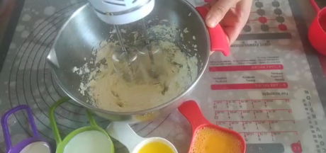 蛋糕体制作：奶油奶酪回软，加糖粉搅拌成顺滑的乳状。