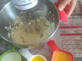 蛋糕体制作：奶油奶酪回软，加糖粉搅拌成顺滑的乳状。