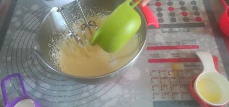 全蛋搅散后，分次加入奶油奶酪糊拌匀。加入融化的黄油拌匀。