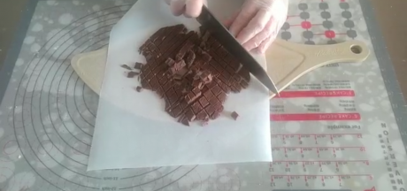 预热烤箱，上火180,下火130度烤15-20分钟至表面凝固。
烘烤的时候将可可面团用刀切割成小块，放在烘烤凝固的蛋糕表面。