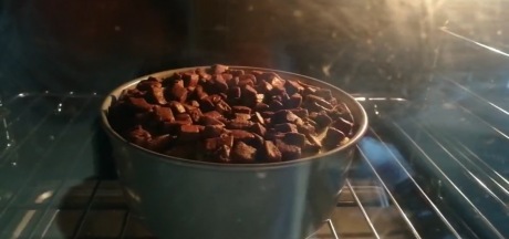 持续上面温度烤10分钟，上火降至150度，下火100度，再烤10分钟左右。