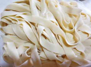 准备好的湿面条