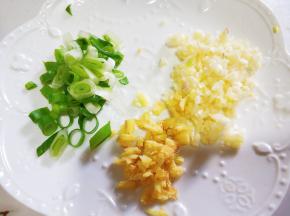 葱姜蒜切好备用