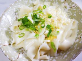 捞入碗里，放葱姜蒜。