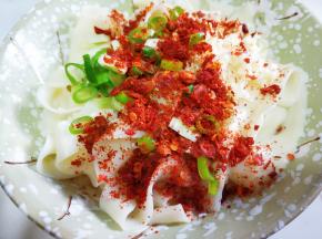 辣椒面，花椒粉撒上。