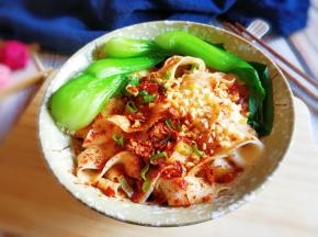 香辣美味的油泼面开吃。