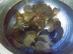 木耳泡软洗净焯水捞出过凉水。