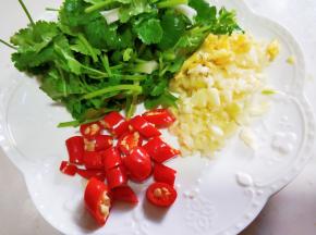 香菜切段，姜蒜切沫，小米辣切圈。