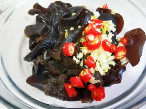 木耳控水装入碗中，放小米辣，姜蒜。