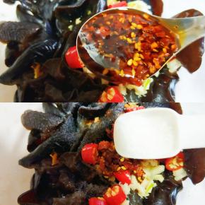 放辣椒油，盐。