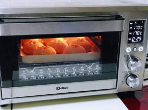 上下管170度烤25分钟，注意观察上色情况，我约烤了10分钟时加盖了锡纸。(烤箱温度及时间仅供参考)