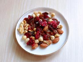 准备馅料，果仁可以根据个人喜欢任意搭配，我就地取材，家里有什么放了什么。