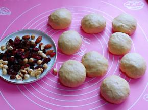 发酵好的面团是原来的两倍大，用手摁一下，不回缩，不反弹即为发酵完成，取出揉圆，分成9等份，盖上保鲜膜松弛10分钟。