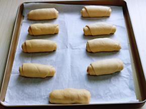 依次做完，放入垫有油纸的烤盘中，并间隔距离。