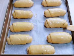 取出发酵好的面包胚，是原来的1.5倍大，刷上蛋液，撒上白芝麻。