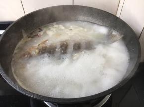 大火煮开，中火熬至汤色变白。