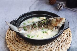 食用之前在汤里放入少许的香菜末。