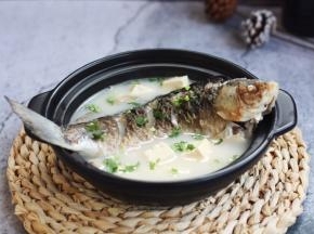 食用之前在汤里放入少许的香菜末。