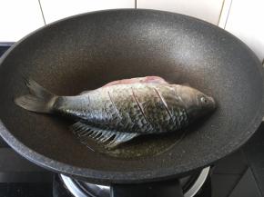 锅烧热后放入2勺的食用油，油温五、六成热时放入鲫鱼。