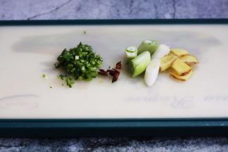 将姜切片、葱切段、八角掰成小朵，香菜切成碎末。