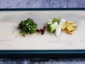 将姜切片、葱切段、八角掰成小朵，香菜切成碎末。