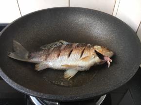 把鲫鱼两面都煎成微微的金黄色，盛出备用。