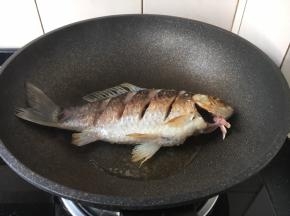 把鲫鱼两面都煎成微微的金黄色，盛出备用。