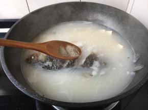 放入少许的白胡椒粉提鲜。