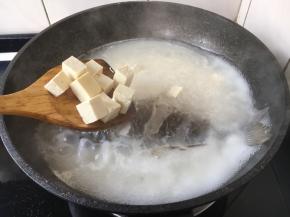 放入豆腐，中火炖5分钟。