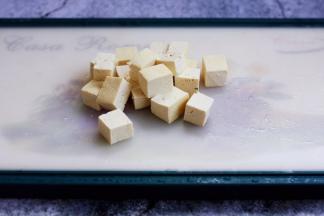 将豆腐切成小块备用。