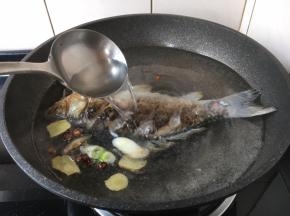 倒入约2000ml的温水。