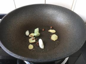 锅里留少许的底油，放入葱、姜、八角。