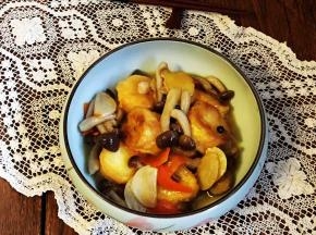 这道素菜虽然没有加一点肉，蟹味菇入口有肉的口感及香味，脆嫩爽滑，特别入味；日式豆腐经过煎制，更容易入味，吸收了鸡汁的肉香及蚝油的鲜，嫩嫩滑滑的好吃极了，连我家平时不喜欢菌类的儿子都说这道菜特别香。