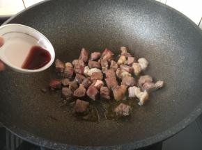 沿锅边烹入红酒。