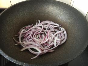 热锅凉油，放入少许的橄榄油，放入洋葱丝，翻炒几下，断生即可。
