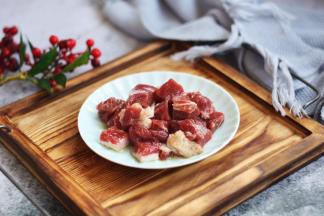 放入少许的柠檬汁、少许的盐、少许的橄榄油，将其抓匀，抓至牛肉粒有粘性，腌制10分钟备用。