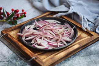 将洋葱丝盛出备用。