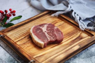 解冻后，用厨房用纸吸干板腱牛排多余的水分。